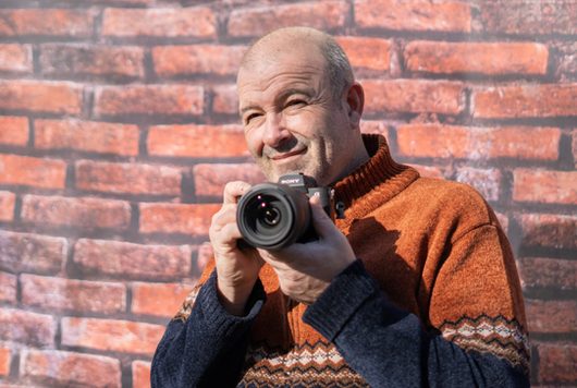 Bertrand Bourdin, photographe et télépilote de drone, appareil photo à la main